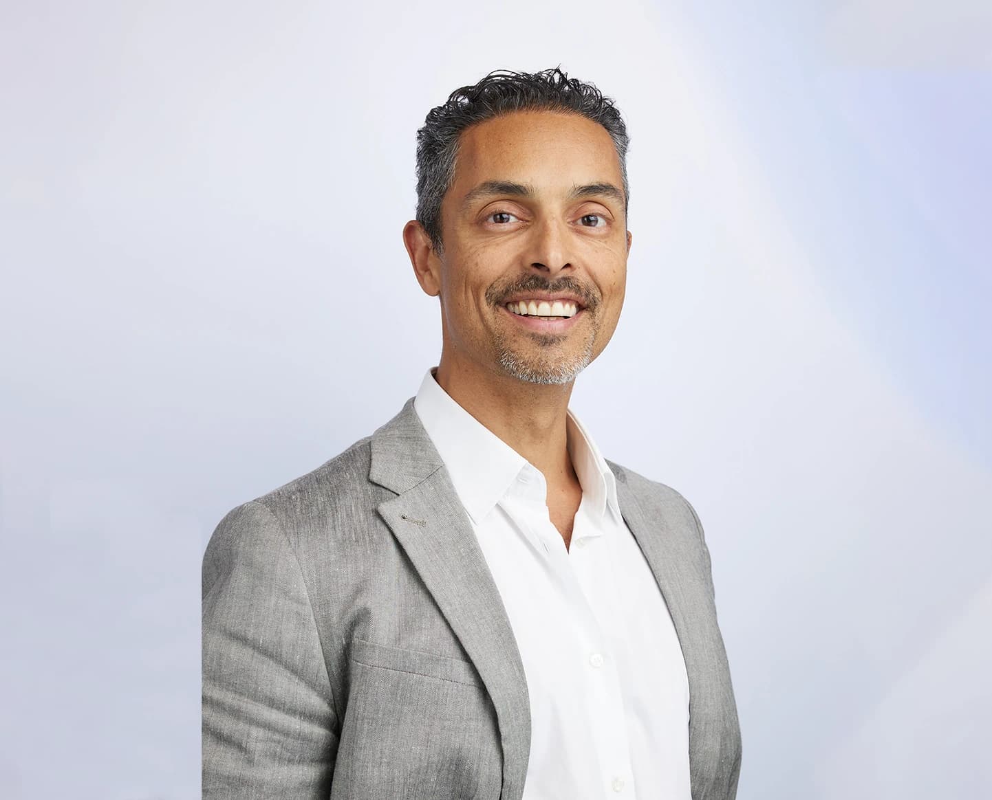 Why Choose Dr De Silva  for Rhinoplasty in London?